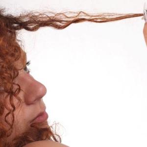 Уход за волосами после химической завивки: секреты восстановления здоровья и блеска Чем смягчить волосы после химической завивки