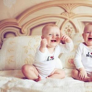 Особенности психического и физического развития близнецов во время беременности и после нее Особенности общения близнецов первого года жизни